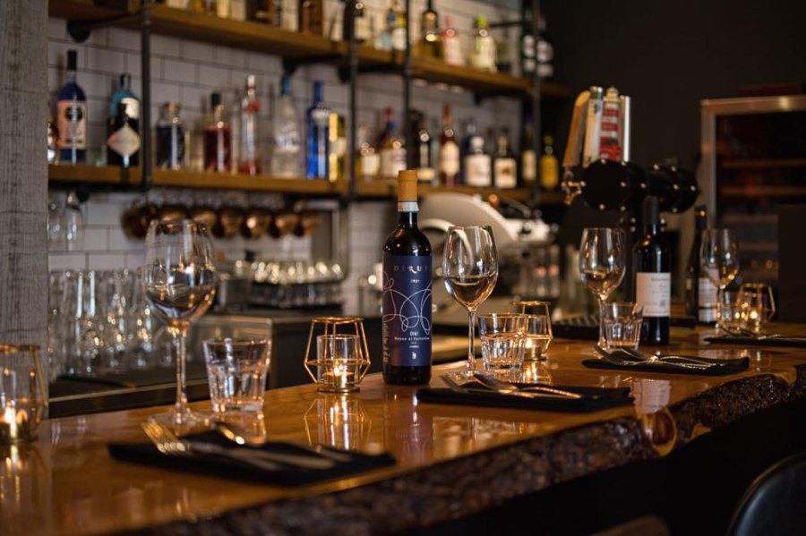  Lana's Bistro et Bar à Vin