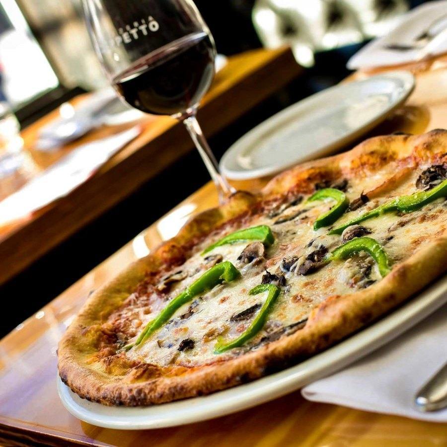 Pizzas au four à bois à Montréal