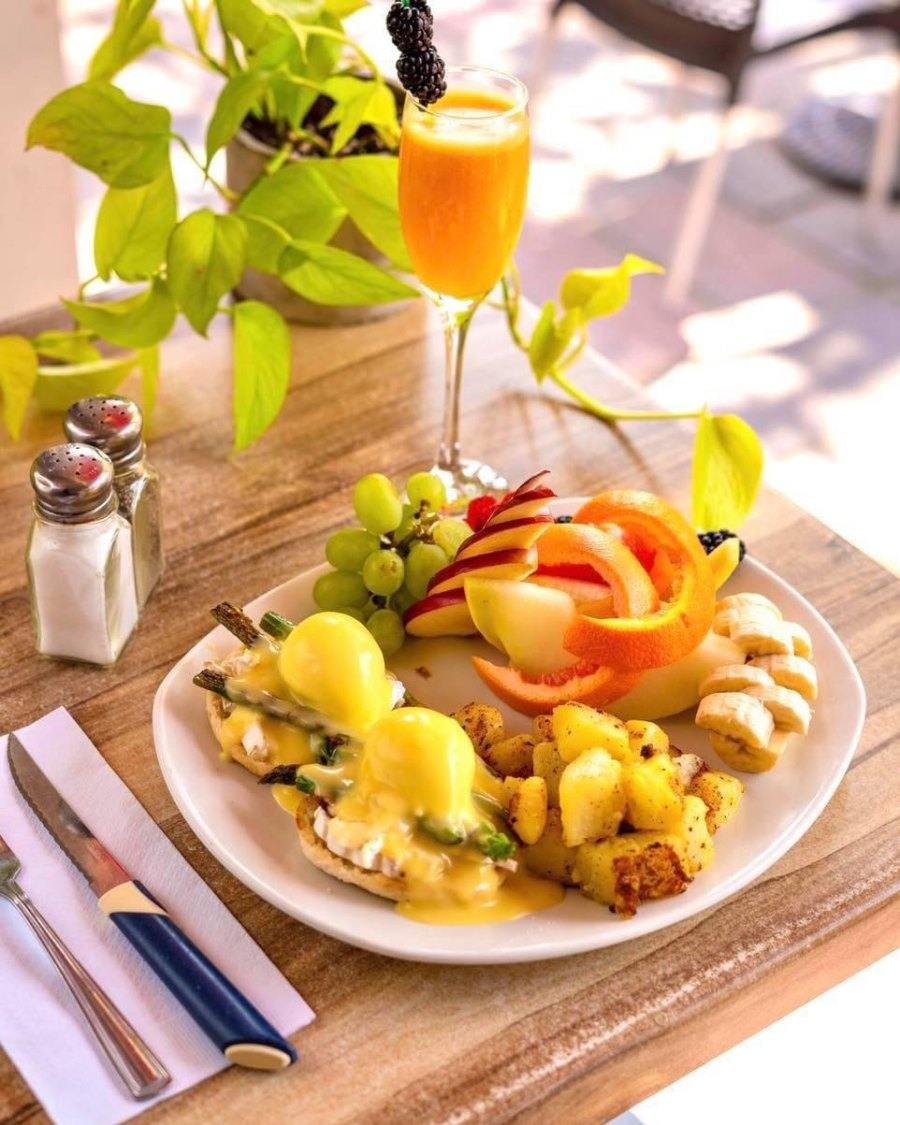 Brunch terrace Montreal