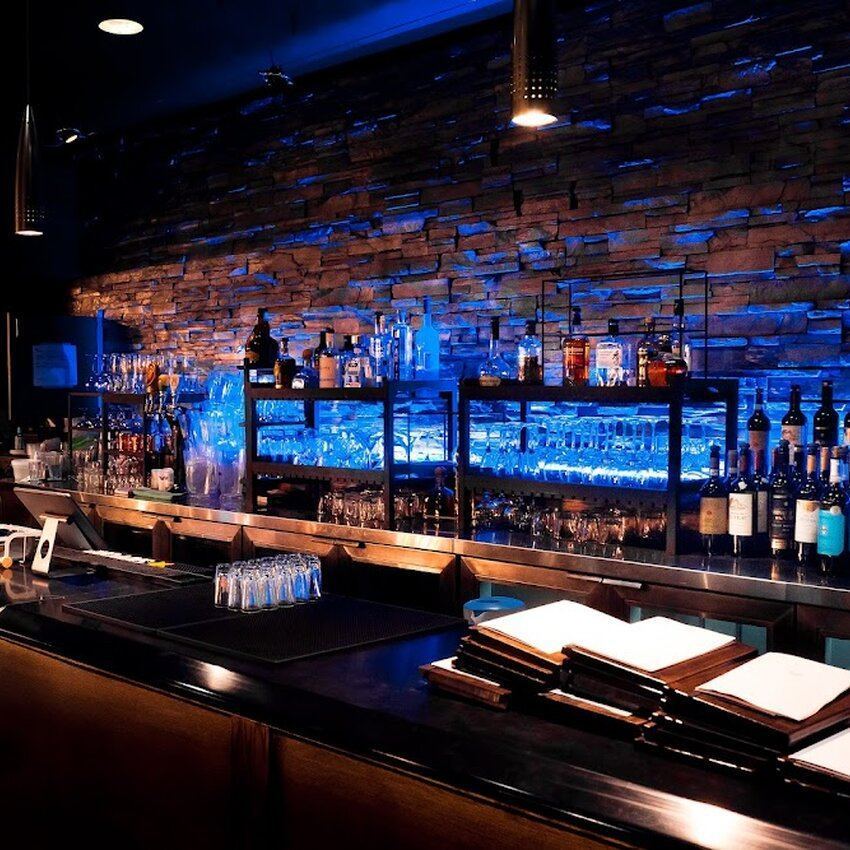 MajesTh&eacute; Bistro Bar - Downtown Tea