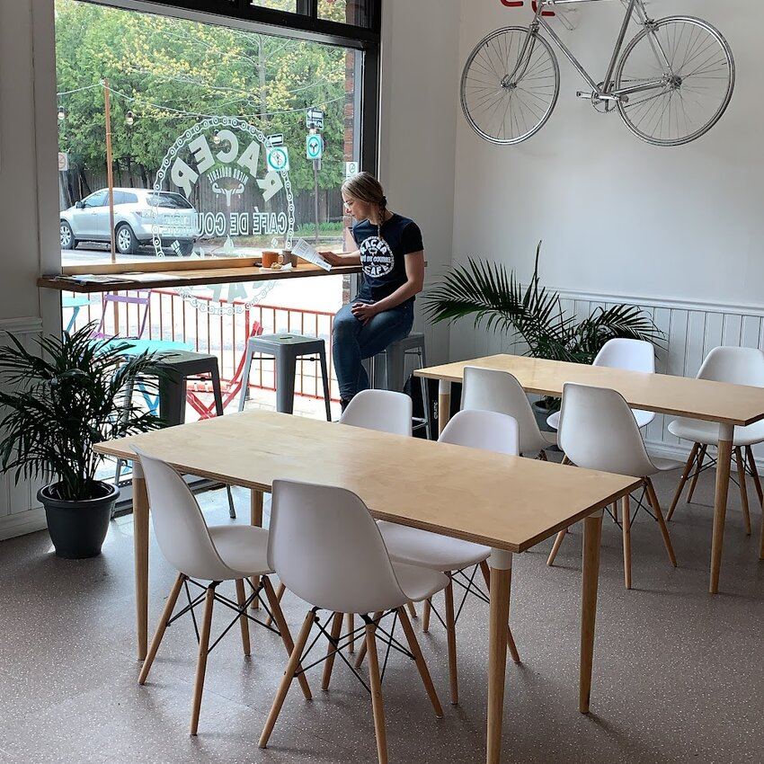 Racer Caf&eacute; - Restaurants pr&egrave;s de: H7E2B8