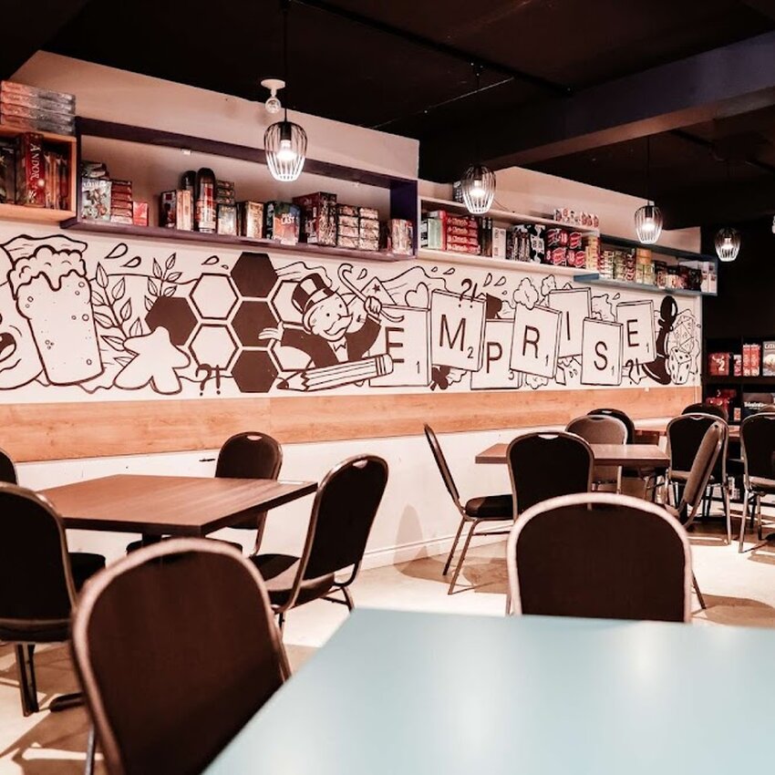 Sherlock Resto Pub Ludique - Restaurants pr&egrave;s de: J2S3J4