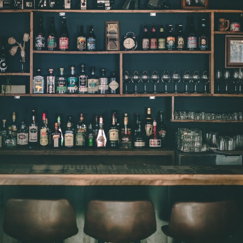 Louis' Pub - Restaurants pr&egrave;s de: J2H2R4