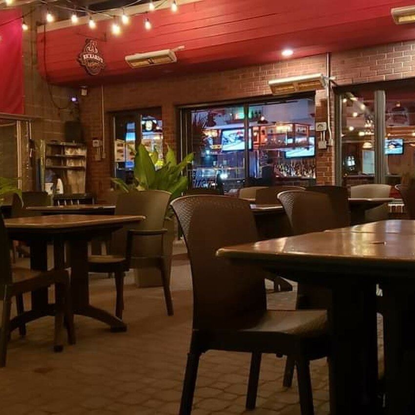 Resto Bar & Grill Friends - Poutines Sainte-Th&eacute;r&egrave;se - Avis, photos et menus