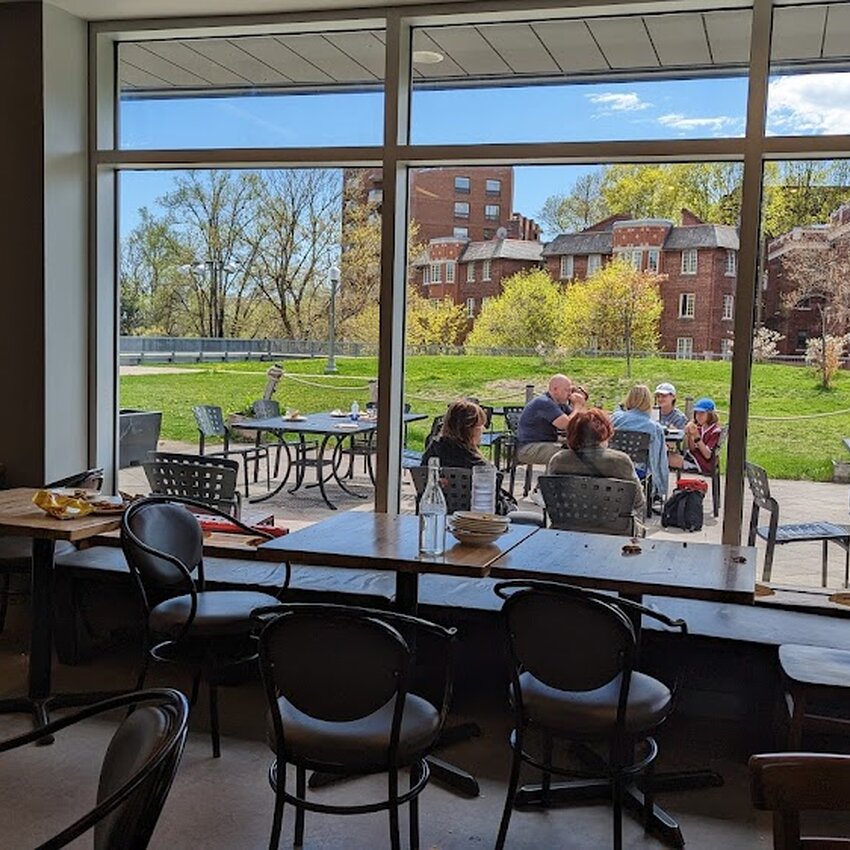 Le Mouton Noir - Westmount Caf&eacute;s