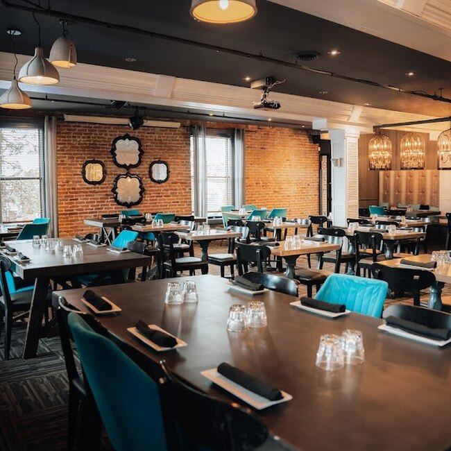 Le Social par Attelier Archibald - Restaurants pr&egrave;s de: J2G4E8