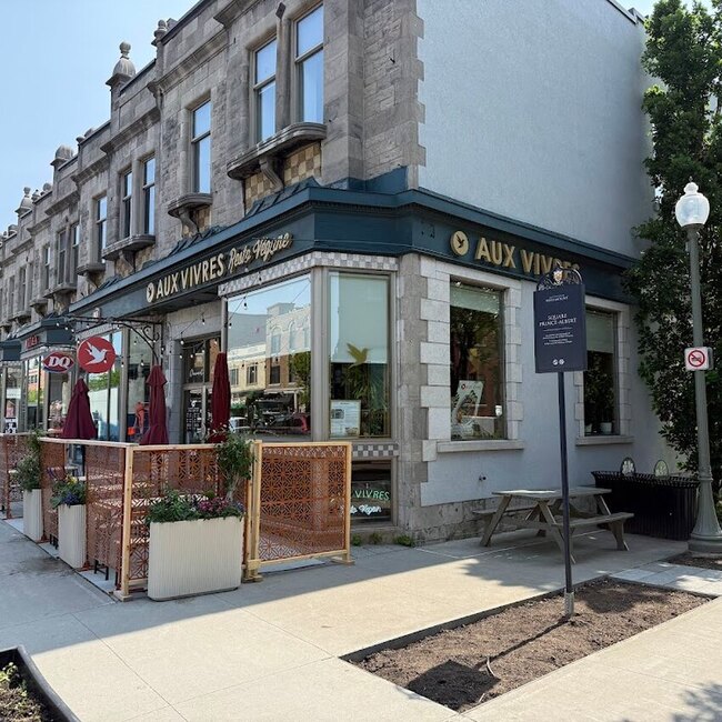 Aux Vivres - Westmount Delivery Restaurants