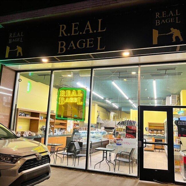 R.E.A.L. Bagel Decarie - Restaurants pr&egrave;s de: H3W2P9