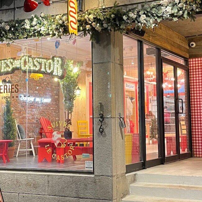 Queues de Castor - BeaverTails - Old Montreal Poutine