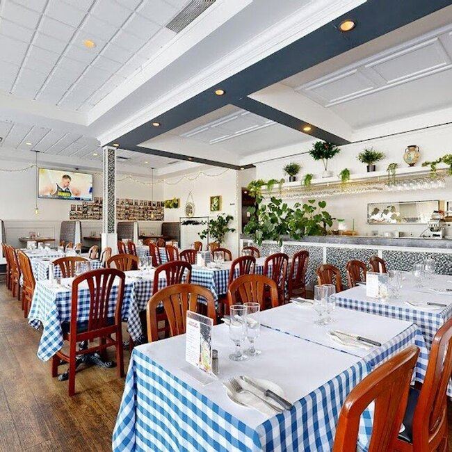 Gyro Grill - Restaurants pr&egrave;s de: J4V3N2