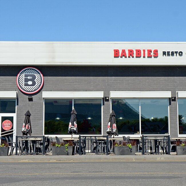 Barbies Resto Bar Grill - Restaurants pr&egrave;s de: J3G1P8