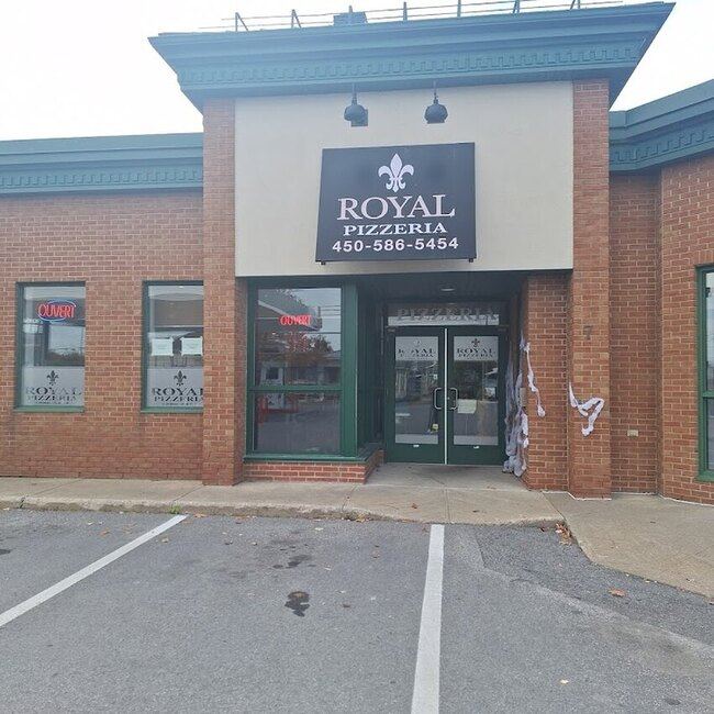 Royal Pizzeria - Restaurants pr&egrave;s de: J5T1K6