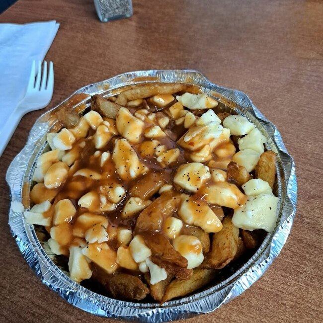 Casse-cro&ucirc;te l'Arr&ecirc;t 117 - Laurentians (North Shore) Poutine Delivery, Takeout Available