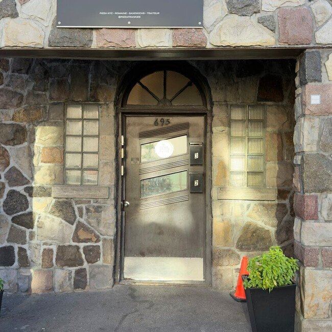 Forno Pizza Frankie's - Restaurants pr&egrave;s de: H8S2P4