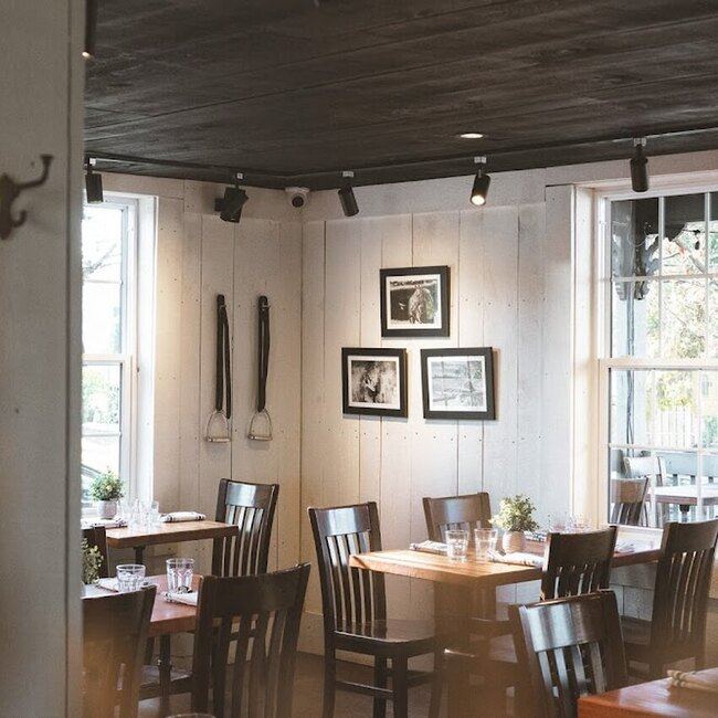 White Horse Caf&eacute; Bistro - Restaurants pr&egrave;s de: J1X2T3