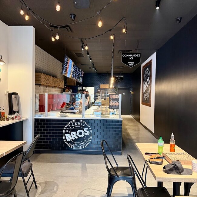 Pizzeria Bros - Restaurants pr&egrave;s de: H2C1R3