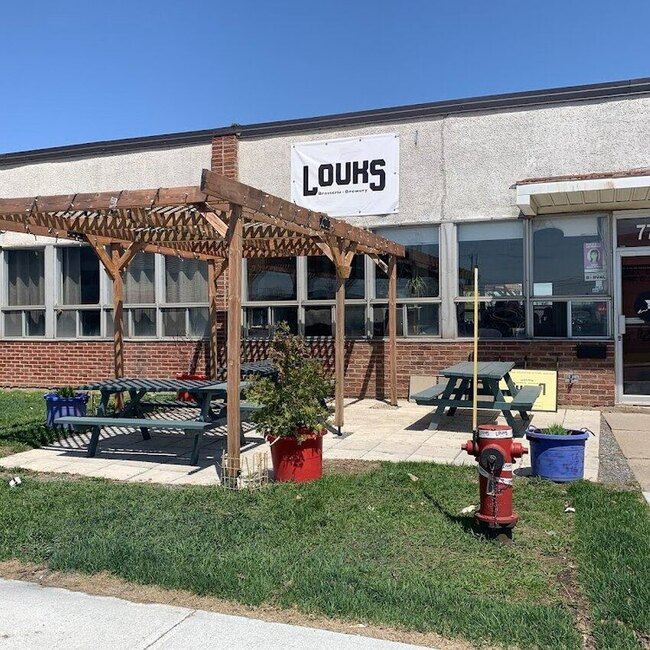 Louks Pub - Restaurants pr&egrave;s de: H8S2P4