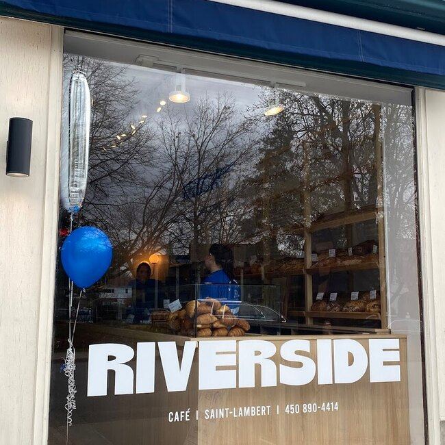 Le Riverside Caf&eacute; - Restaurants pr&egrave;s de: J4P1Z6