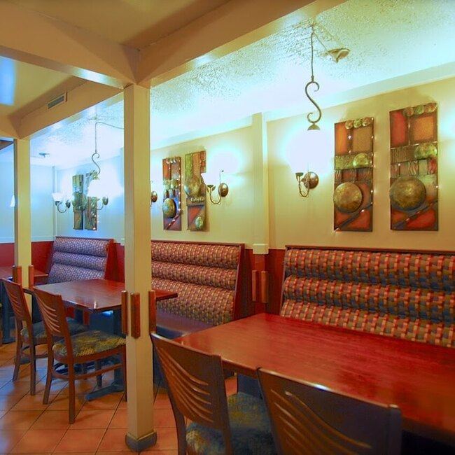 Amira Restaurant - Restaurants pr&egrave;s de: J2G2V5