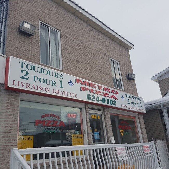 M&eacute;tro Pizza - Poutines Sainte-Rose
