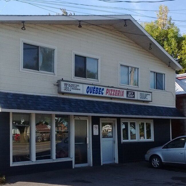 Qu&eacute;bec Pizzeria - Restaurants pr&egrave;s de: J6T4P6