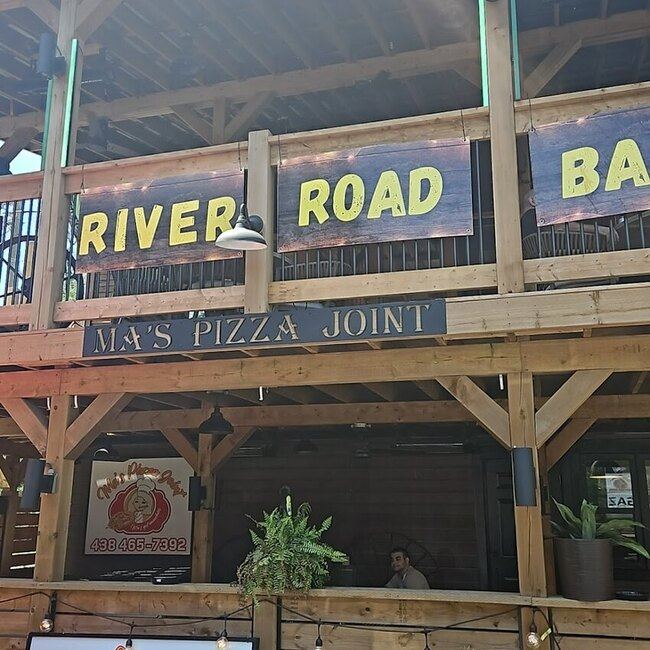 Ma's Pizza Joint and Saloon - Restaurants pr&egrave;s de: J0P1H0