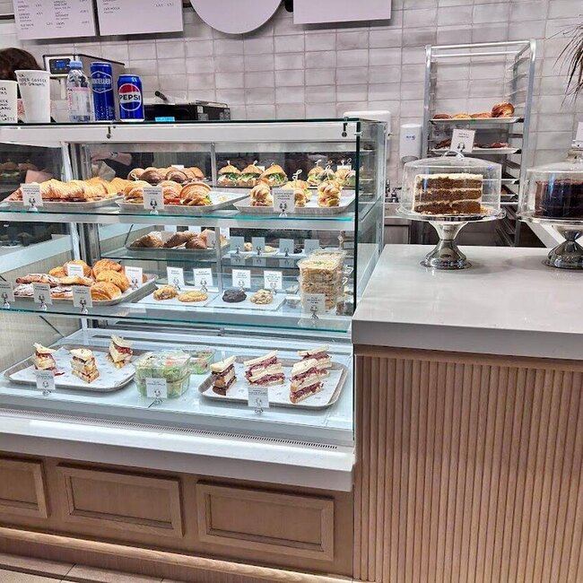 Caf&eacute; &agrave; La Table - Restaurants pr&egrave;s de: H4P2T7