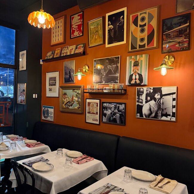 Bernie's Pizza Martini Bar - Restaurants pr&egrave;s de: H9B1E1