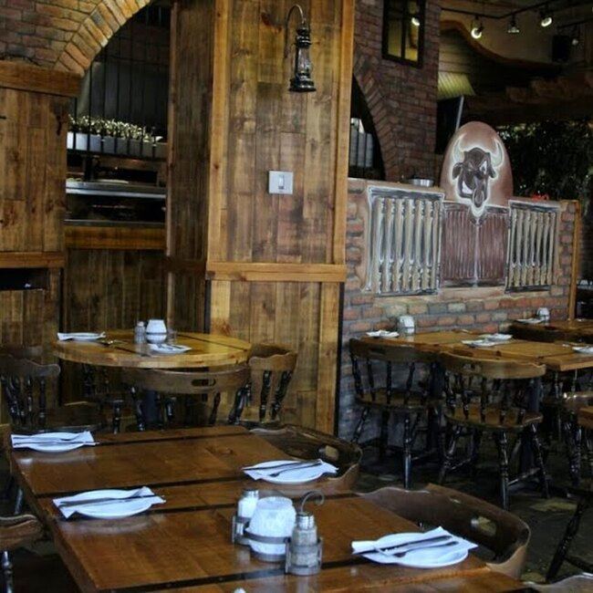 Bullseye Bar & Steak House - Restaurants pr&egrave;s de: J8E1E1