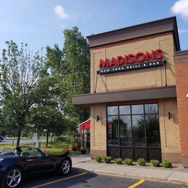 Madisons Restaurant & Bar - Restaurants pr&egrave;s de: J3Y8X9