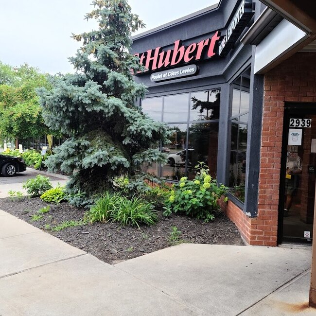 R&ocirc;tisserie St-Hubert -  Restaurants Near: J7V8W5