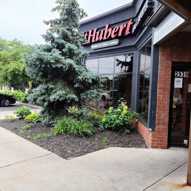 R&ocirc;tisserie St-Hubert - Restaurants pr&egrave;s de: J7V8H2