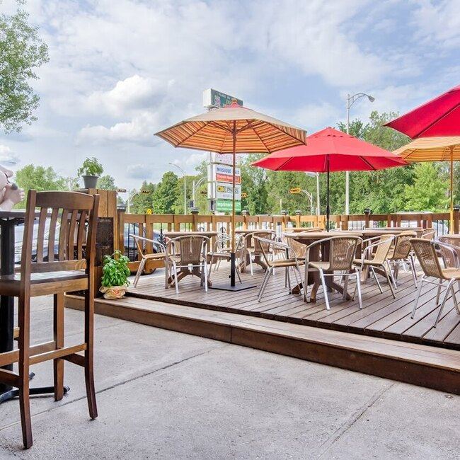 Restaurant R&eacute;veil Matin - Restaurants pr&egrave;s de: J7A2H2