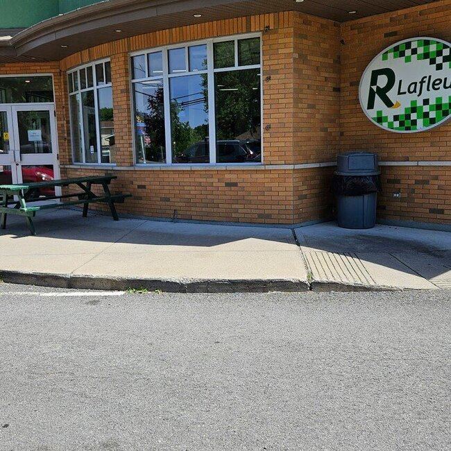 Restaurant Lafleur - West Island Poutine, American, Delis, BBQ, Chicken Wings Open Sunday Restaurants