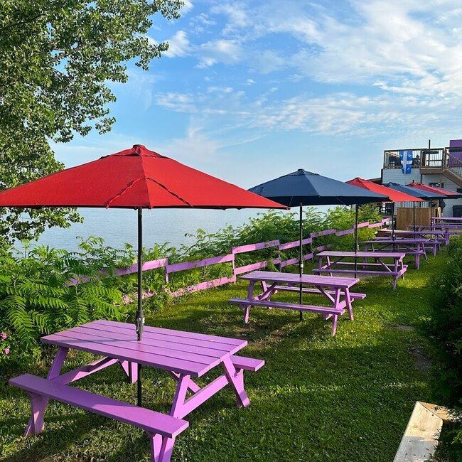 Iris Du fleuve - Restaurants pr&egrave;s de: J5W3X2