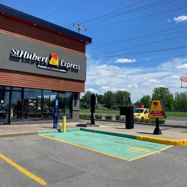 R&ocirc;tisserie St-Hubert Express - Restaurants pr&egrave;s de: H7M4M2