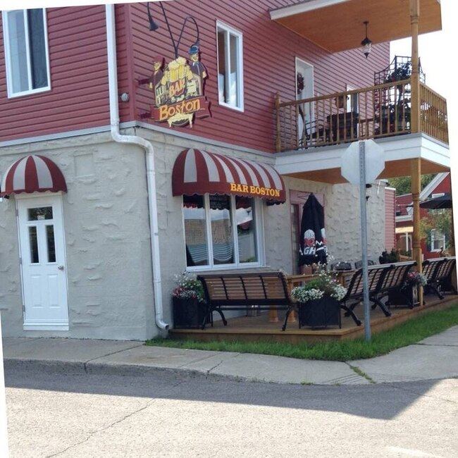 Bar Boston - Restaurants Entr&eacute;e accessible aux fauteuils roulants Saint-R&eacute;mi