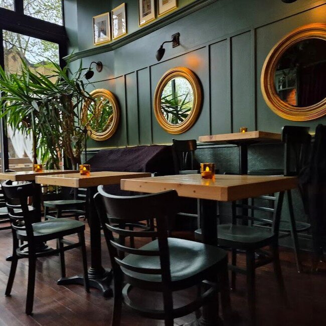 Le Bureau Bar Tapas - Restaurants Pub Griffintown