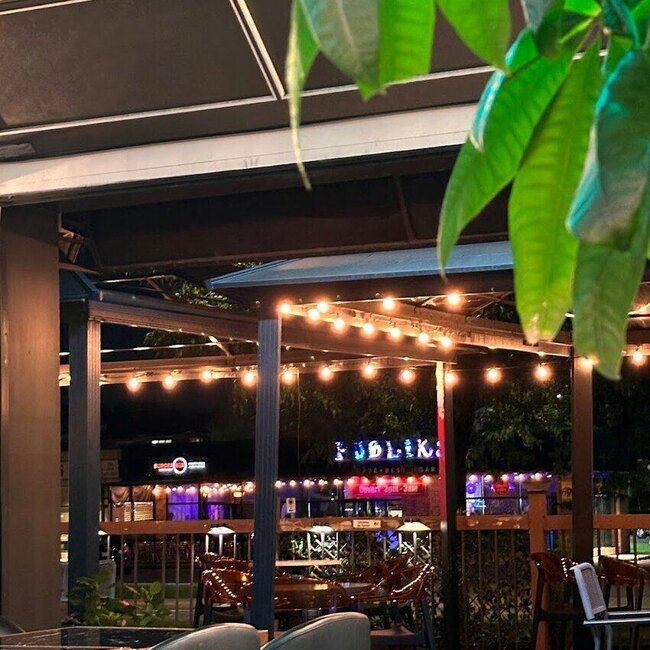 Salon de th&eacute; Jumeirah -  Restaurants Near: H7W2G8