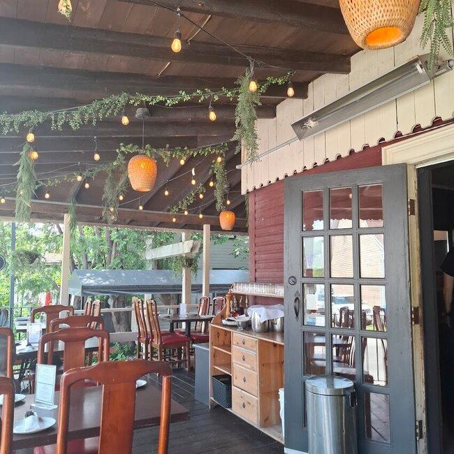 Gio's Restaurant - Restaurants pr&egrave;s de: J0R1R3