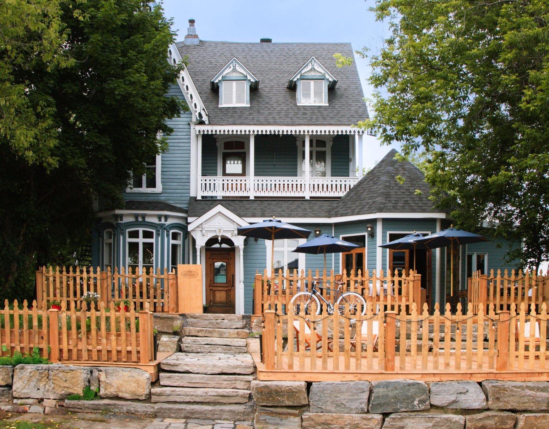 Le bar emblématique Les Vieilles Portes à Saint-Sauveur reprend vie.