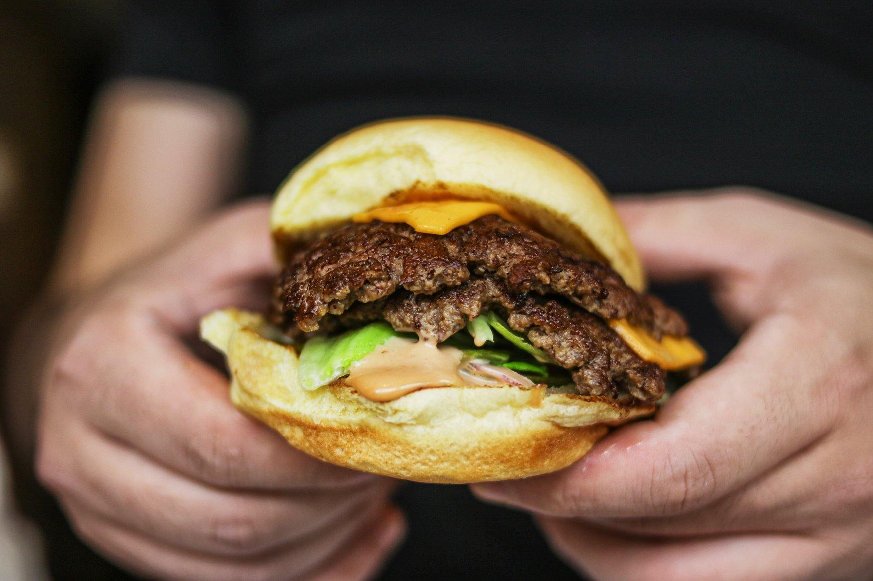Où trouver les Smash Burgers les plus juteux de Montréal