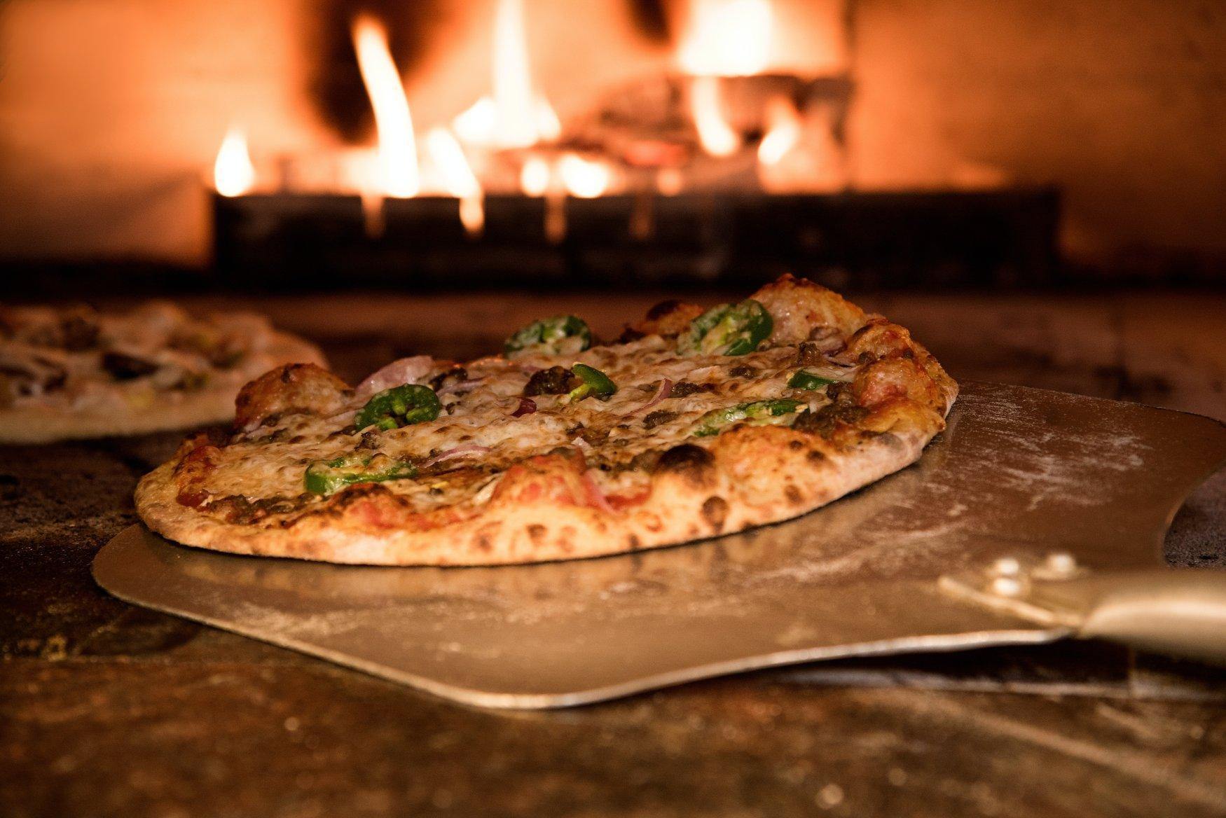 14 merveilleuses adresses de pizzas cuites au four à bois à Montréal