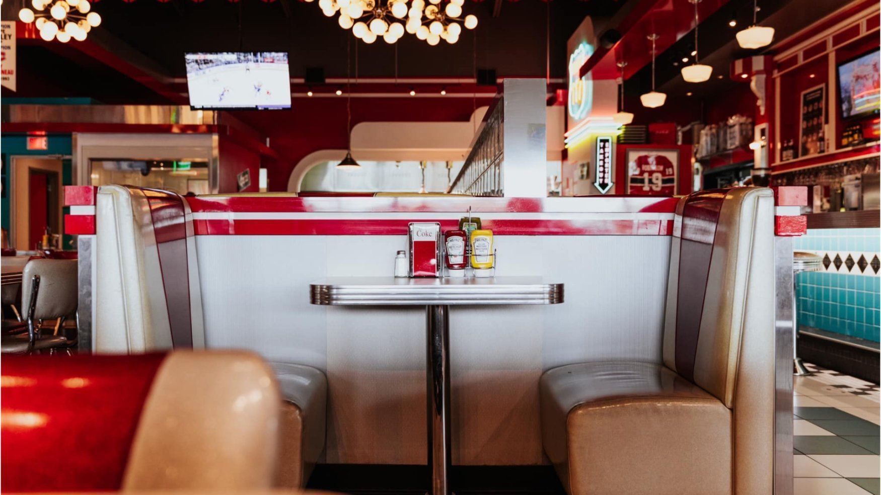 18 délis et diners emblématiques où manger comme autrefois à Montréal