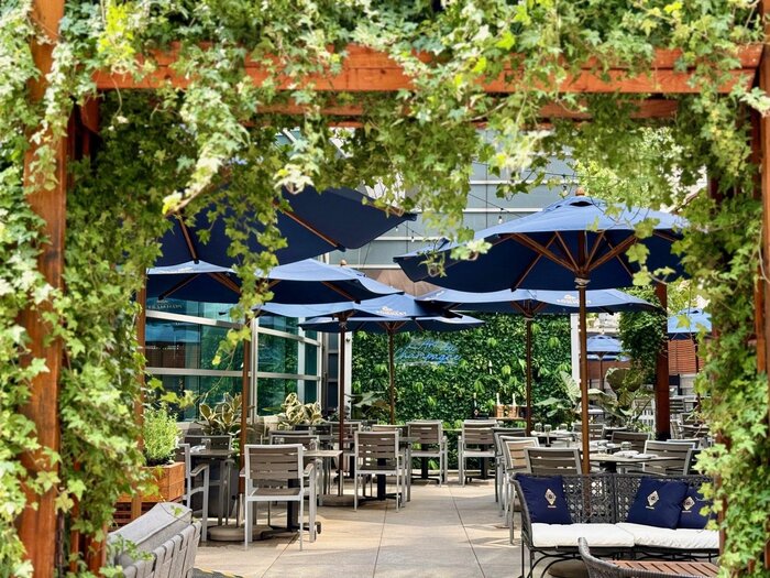 Le Renoir dévoile sa terrasse estivale en collaboration avec Champagne Pommery