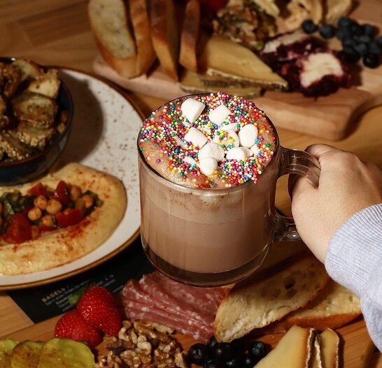 Les boissons festives incontournables à Montréal : chocolats chauds, lattés et créations de saison à savourer cet hiver