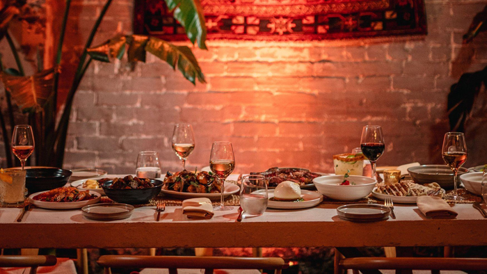 Vivez l'inattendu chez Bazart, entre art et saveurs méditerranéennes