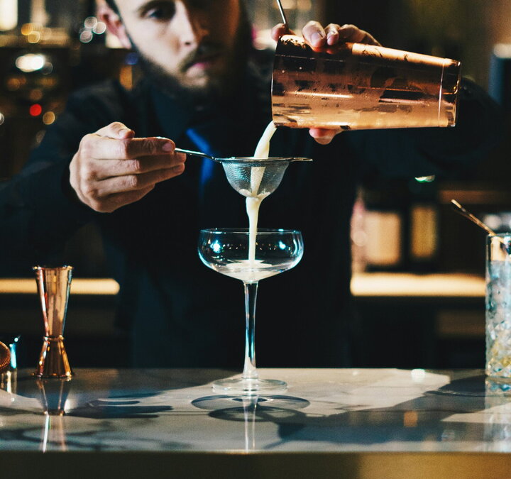 Siroter et Savourer : Le guide ultime des bars à cocktails à Montréal